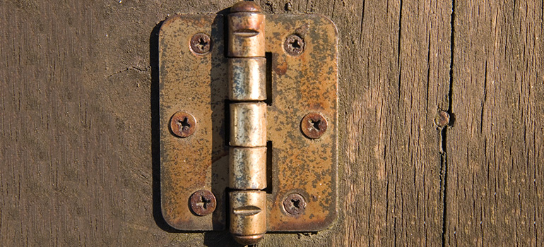 5 astuces pour réparer une porte qui grince