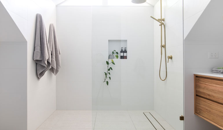 Transformation d'une baignoire en douche à l'italienne de plain-pied